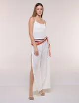 Pañuelo de gasa liviana con diseño estampado de rayas en tonos beige, naranja y azul marino, con detalles geométricos de tiras y herrajes.