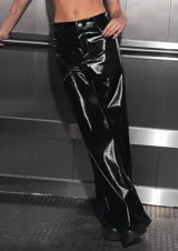 Pantalón de tiro medio-alto confeccionado en charol negro, con diseño de cinco bolsillos, cierre frontal con botón metálico y corte recto.