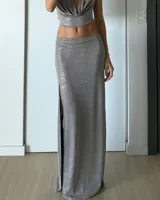 Falda larga color gris con brillo, de tela elastizada y tajo lateral.