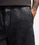 Bermuda de jean para hombre, color gris oscuro con efecto acid wash, cintura elástica con cordón de ajuste, bolsillos y tag aplicado.