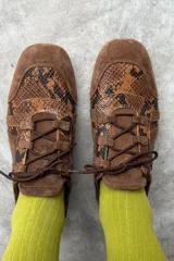 Championes urbanos modelo Nini en color bordó, combinando paneles de gamuza y textura símil piel de reptil con cordones al tono.