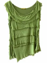 Musculosa verde pistacho con diseño de capas con flecos en los bordes y escote redondo.