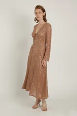Vestido largo color marrón con lentejuelas, de crochet, con escote en V profundo con detalle de cuerdas en el pecho y manga larga.