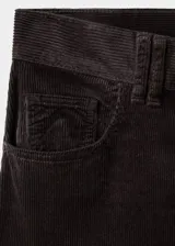 Jeans wide leg tiro alto de pana marrón oscuro, con diseño de cinco bolsillos, trabillas para cinto y cierre frontal con botón y cremallera.