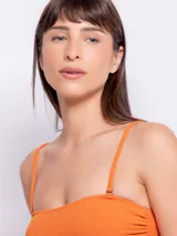 Top de bikini strapless negro con breteles finos regulables y gancho en la espalda. Diseño con textura de flores, forro y copas desmontables.