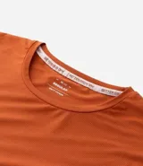 Remera deportiva de corte regular, confeccionada en tejido con tecnología Dry que facilita la evaporación del sudor. Presenta cuello redondo, mangas cortas y una estampa lettering texturizada en el pecho.