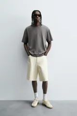 Camiseta celeste de corte holgado, cuello redondo y manga corta.