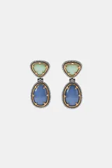 Pendientes colgantes con diseño de doble piedra engarzada en metal dorado y plateado, rodeadas por una hilera de cristales brillantes. La piedra superior es de color verde claro y la inferior es de color azul.
