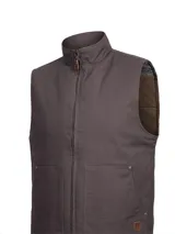 Chaleco RKF modelo Hartt de color marrón, confeccionado en resistente algodón canvas orgánico, con cuello alto, cierre frontal de cremallera completa y bolsillos frontales amplios.