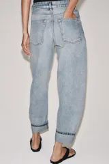 Jeans de tiro medio con corte balloon leg y largo completo. Presentan diseño de cinco bolsillos, trabillas en la cintura y bajo con dobladillo vuelto. Cierre frontal con cremallera y botón.