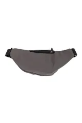 Riñonera negra con múltiples compartimentos con cierre, correa ajustable y parche decorativo con texto en el frente.