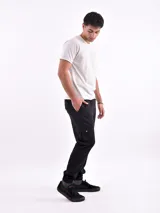 Remera gris claro de corte recto y manga corta, con bolsillo en el pecho.