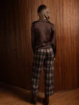 Pantalon de corte recto con estampado de cuadros tipo tartan, bolsillos laterales y dobladillo en el bajo.