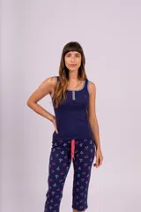 Conjunto de pijama azul marino con estampado de anclas, compuesto por una musculosa con cuello redondo y botones, y un pantalón capri con cintura elástica.