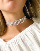 Gargantilla tipo choker plateada con múltiples hileras de strass.