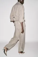 Pantalón de tiro alto color gris jaspeado, con cintura elástica y pernera ancha.