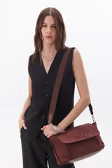 Chaleco marrón con botones, corte midi y escote en V.