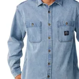 Camisa de denim azul claro de manga larga, con cuello clásico, cierre frontal de botones, dos bolsillos en el pecho con solapa y etiqueta con logo de la marca.