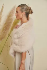 Cuello de piel sintética color crudo, de diseño amplio y suave.