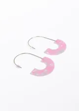 Aros colgantes con forma de candado, hechos de acrílico rosa y blanco con gancho plateado.