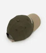 Gorra de sarga de algodón en color verde oliva con visera en tono beige. Presenta un bordado frontal con la palabra Expedition y detalles de texto en color crema.