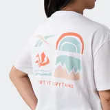 Remera Reebok blanca de manga corta, con cuello redondo y un pequeño estampado en el pecho que incluye el logo de Reebok, un arcoíris y la frase "Sport is everything".