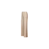 Pantalón deportivo Adidas Firebird Loose Track de color tostado con las clásicas tres tiras laterales en marrón oscuro. Presenta cintura elástica con cordón ajustable, bolsillos laterales con cierre y el logo del trifolio bordado.