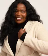 Saco de polivelour color beige, con cuello de piel sintética desmontable, manga larga y cinturón para lazo.