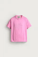 Camiseta rosada de corte oversize, cuello redondo y manga corta, con estampado de texto y corazones en el frente, de la colección Benito Antonio x Zara.