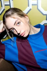 Buzo oversize de cuello redondo, con diseño patchwork en bloques de color azul eléctrico y bordó. Tiene puños y dobladillo acanalados en azul.