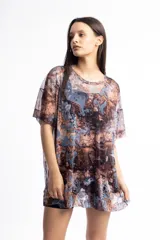 Remerón de tul con estampado tie-dye en tonos fucsia, violeta y negro.