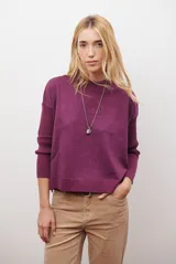 Buzo color fucsia de cuello redondo, manga larga y corte holgado.