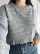 Sweater gris de tejido de punto con rayas horizontales en relieve.