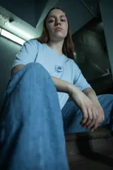 Remera celeste de corte recto y mangas cortas, con cuello redondo y un pequeño estampado en el centro del pecho.