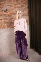 Sweater de punto color rosado con cuello redondo, mangas largas y el logo 'the farra' bordado en el frente.