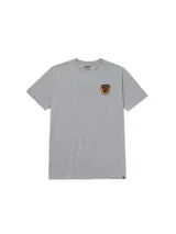 Remera de manga corta color gris melange, con cuello redondo y estampado gráfico en forma de escudo en el pecho. Presenta una pequeña etiqueta con el logo de la marca en el dobladillo inferior.