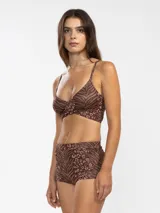 Bombacha de bikini estilo boyshort confeccionada en jacquard felino italiano con tiro medio y cobertura amplia.