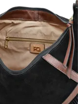 Cartera tipo bolsón de gamuza negra con detalles en cuero liso marrón y flecos largos en todo el borde inferior. Cuenta con una correa de hombro integrada y cierre central.
