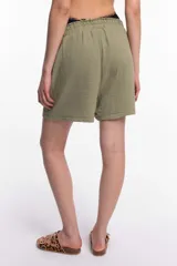 Short verde militar confeccionado en 100% algodón, con cintura elastizada y calce cómodo.