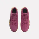 Championes Reebok Court Retro color borgoña con detalles en amarillo y suela marrón.