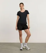 Remera deportiva de microfibra color blanco, con cuello redondo, mangas cortas y paneles laterales con textura perforada para mayor ventilación.