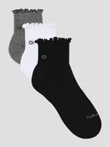 Pack de tres pares de medias cortas con detalle de volantes en el borde superior. Incluye un par negro, uno blanco y uno gris melange, todos con el logo CK bordado.
