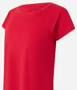 Remera deportiva Get Over de microfibra texturizada color rojo, con mangas cortas, cuello redondo y corte holgado.