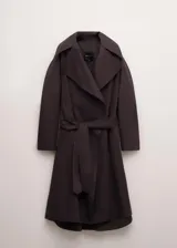 Chaqueta larga marrón de diseño recto, confeccionada en mezcla de algodón con solapas amplias, manga larga y cinturón tipo batín. Cuenta con detalle de tabla en la parte posterior y forro interior de viscosa.
