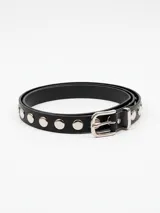 Cinturón negro de material sintético con hebilla metálica plateada y una hilera de tachas redondas plateadas a lo largo de la tira.