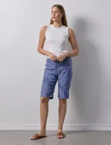 Bermuda a la rodilla con estampado de rayas verticales azules y blancas, pretina ancha elastizada.