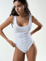Body de algodón rib color beige, de diseño ajustado con escote redondo y sin mangas.