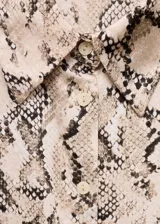 Camisa de tejido satinado fluido con estampado de serpiente, cuello camisero, cierre frontal de botones y manga larga.