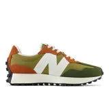 Championes New Balance 327 color verde oliva, naranja y verde oscuro, con logo "N" blanco en el lateral y suela de goma negra.
