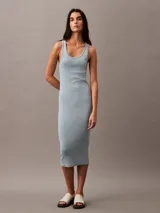 Vestido midi de algodón celeste, ajustado al cuerpo y sin mangas.